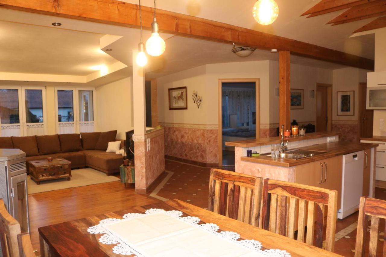 Helle, Offene Dachgeschosswohnung Mit Terrasse Oberloisdorf Eksteriør billede
